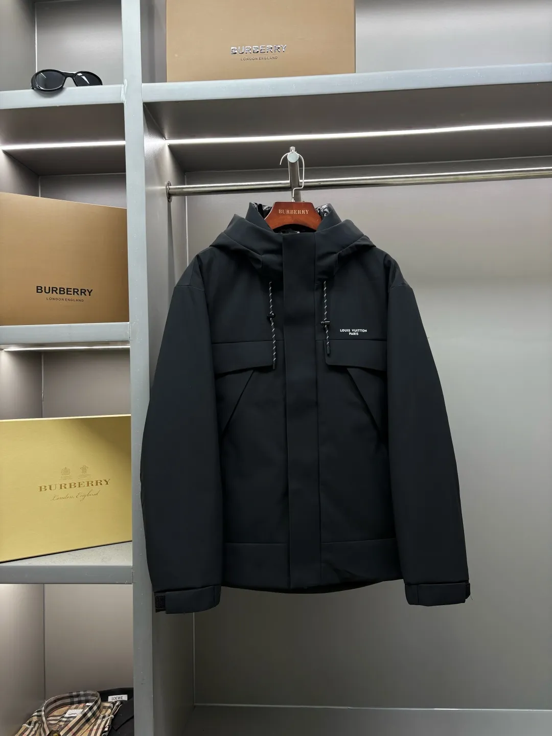 🅿️1440 LV Louis Vuitton's new lettered down jacket is rarely available through trading company channels, and will be sold simultaneously on the official website! V's new down jacket is a popular fashion item this winter. The fabric is made of customized high-density technical fiber blend material, which has excellent windproof, waterproof and anti-velvet capabilities! This means you can wear it outside in the cold winter months with confidence and stay dry and warm whether it’s windy, rainy or snowy! This design not only increases the overall sense of layering, but also makes you look more outstanding when wearing it!  The interior is filled with European standard imported 90 white goose down. The interior is divided into sections through horizontal quilting technology, making the down jacket full and fluffy. It not only provides sufficient warmth, but also maintains a light feeling, making you more comfortable when wearing it! As well as hardware accessories engraved with the brand's logo, it shows luxurious and elegant details! The casual and versatile version, whether you are a boy or a girl, can easily interpret different styles, making you the center of attention in different occasions! Size: M-XXXL Color: black beige